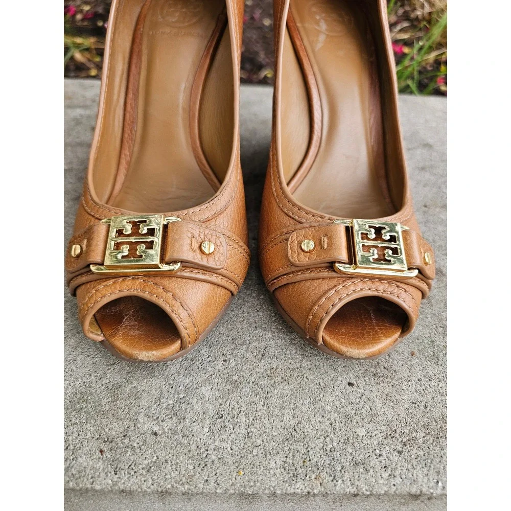 Tory Burch Leticia Peep Toe Wedge Heels 9 Tan Pebbled Leather Logo Buckle